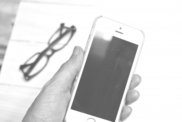 実はあなたの肌荒れの原因はスマホ？スマホの肌への影響を徹底解説！