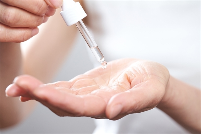 顔のテカリが気になる人必見！脂性肌の人がスキンケアで使うべき美容成分とは？